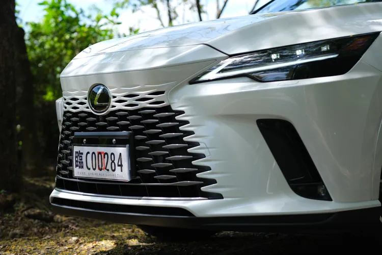 車頭以厚實化的車頭視覺，將招牌的Spindle Grill紡錘型水箱護罩融合在車身中。陳志淵攝