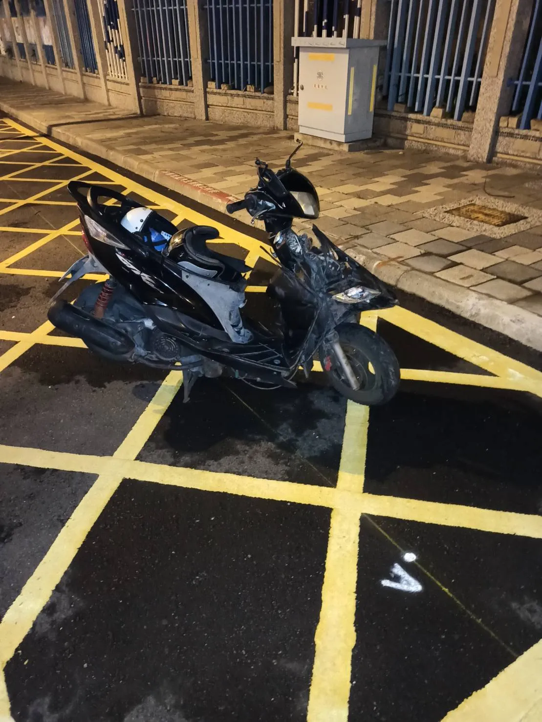 肇事機車撞得車頭全毀,現場滿目瘡痍。民眾提供