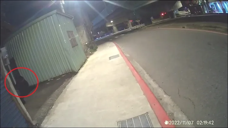 保大警員巡邏時，發現林男蹲在路邊拆機車車牌。警方提供