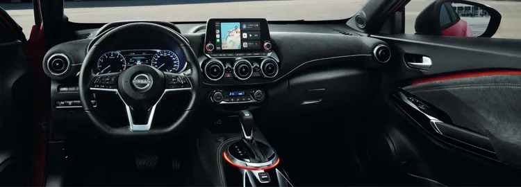 2023年式Juke「駕趣享樂版」內裝全面黑化處理，並且搭載重機造型排檔座與門飾板氣氛燈。原廠照片