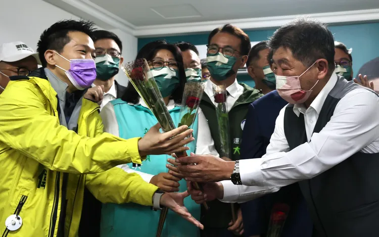 陳時中（右）批評，每次講政見都搬一本書，3小時都講不完。林林攝