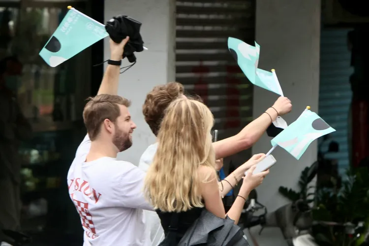 也有外籍人士拿小旗幟替陳時中加油。林林攝