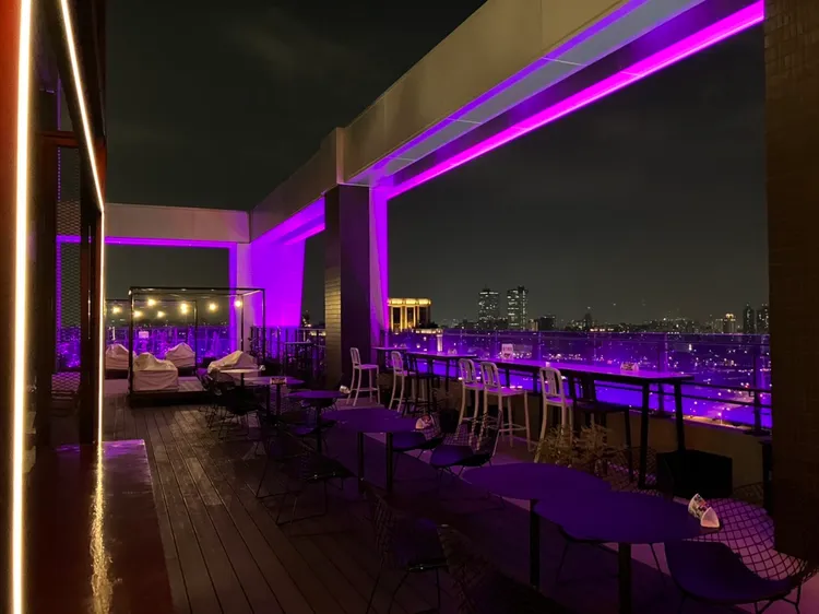 台中Moxy 酒店的18樓 Rooftop XOXO戶外露天空間，可一覽絕美高空夜景。業者提供