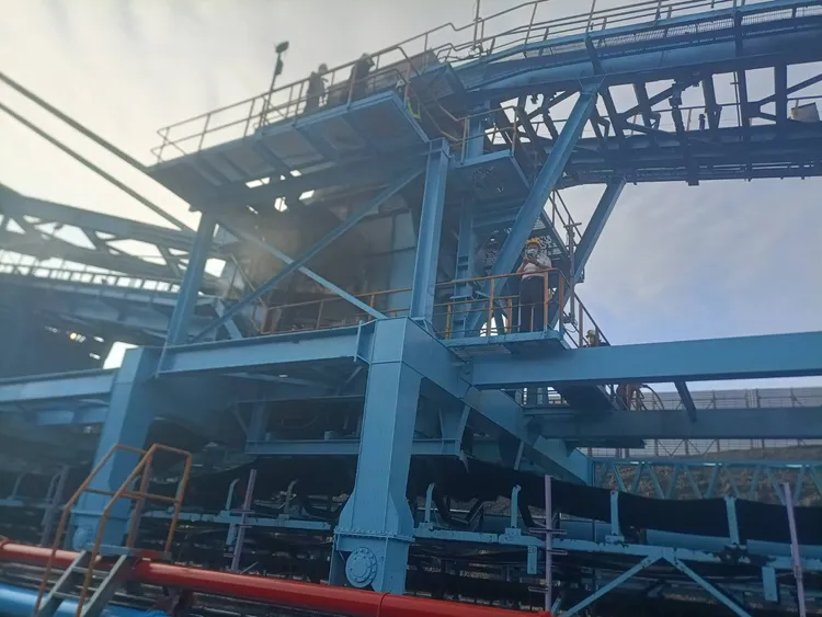 電廠人員檢視現場，確認不影響供電。台中港消防隊提供