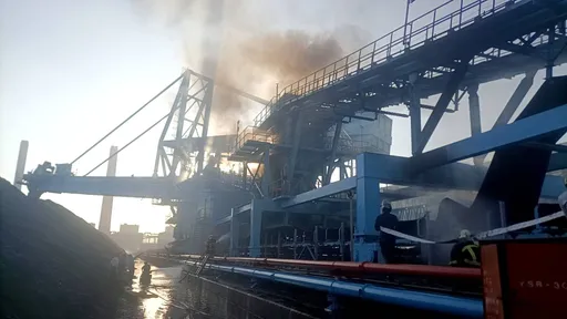 中火挖煤機起火 11部消防車馳援!2煤炭轉運塔燒毀