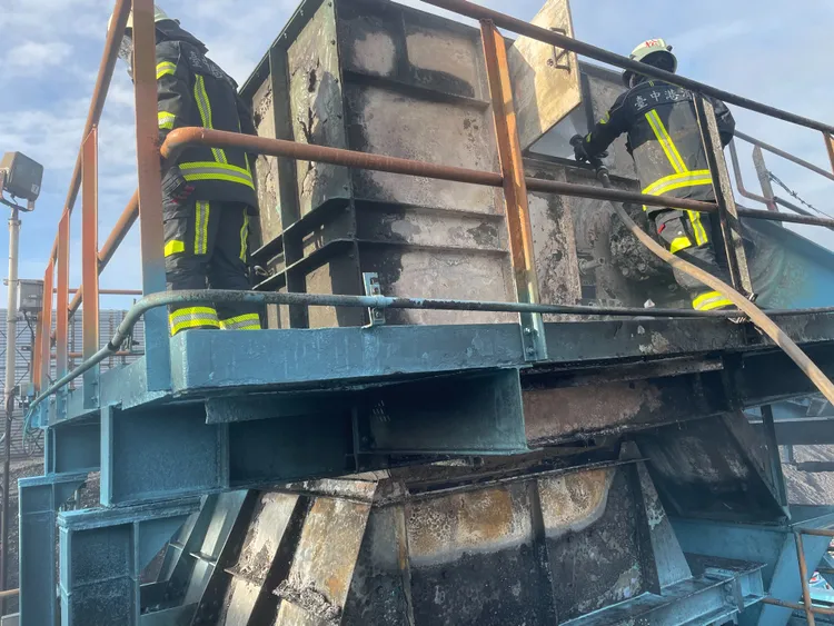 消防人員進行殘火處理。台中港消防隊提供