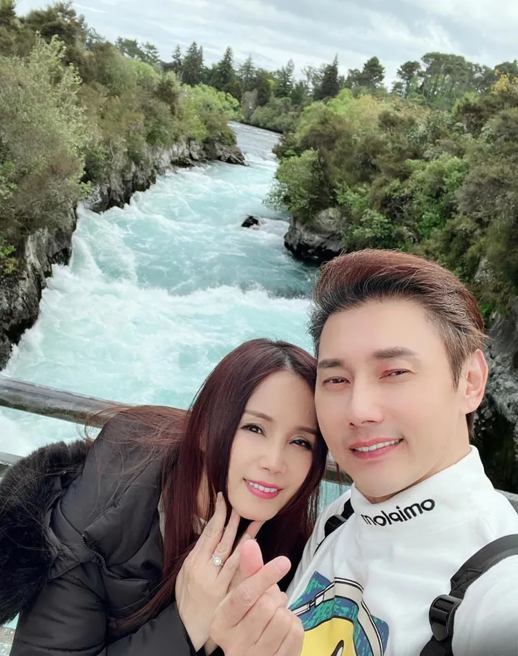 包偉銘（右）夫婦在陶波胡卡瀑布旅遊。經紀人陳家倫提供