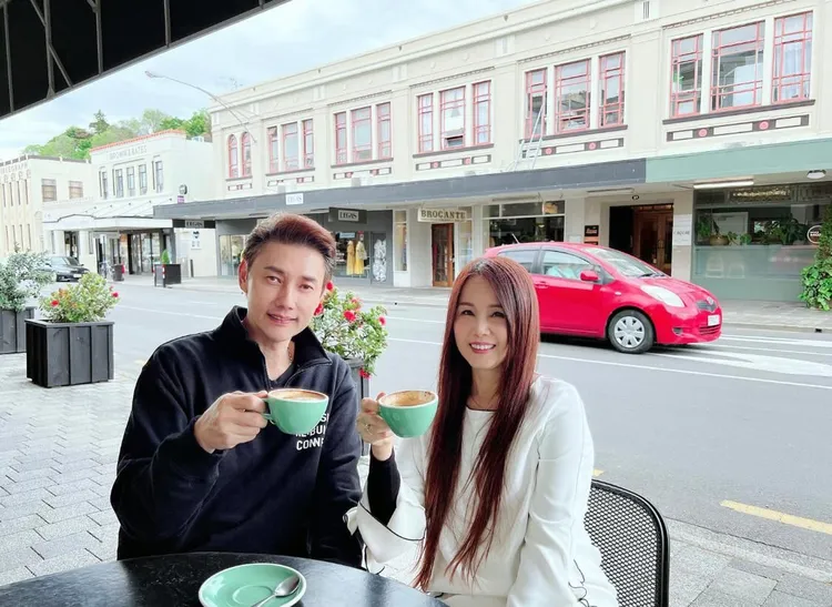 包偉銘（左）跟老婆在富有文藝氣息的小鎮內皮爾小鎮喝咖啡。經紀人陳家倫提供