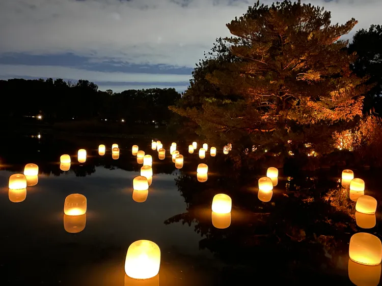 作品「漂浮在大池塘上的呼應燈－火」，水面上的燈光會隨著風或是水波有不一樣的呈現。黃盈甄攝