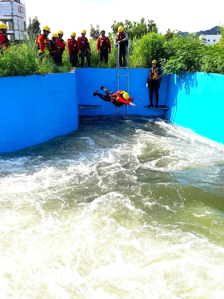 本署訓練中心激流池辦理強化複合式專業訓練。消防署提供