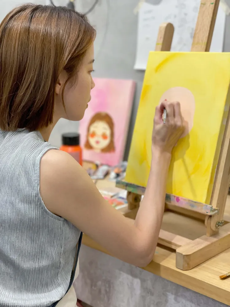 新科金鐘女配程予希專注作畫。34的ㄅㄅ提供