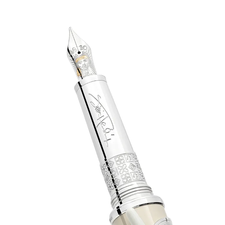 18K白金筆尖鐫刻Hendrix頭像，筆身上並附有他的簽名筆跡。品牌提供