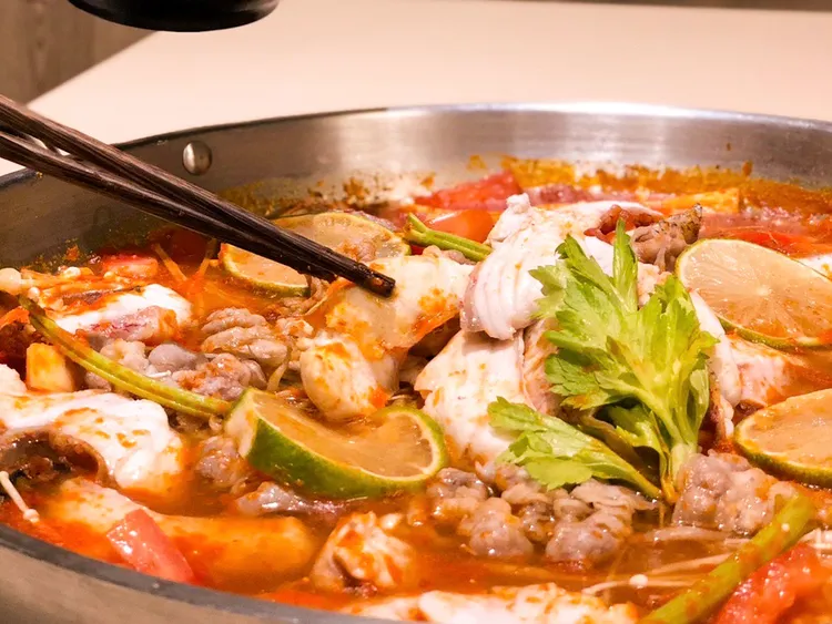 「番茄酸菜魚火鍋」湯底則為番茄熬製的湯頭，搭配新鮮番茄、檸檬汁等，更酸甜清香。業者提供