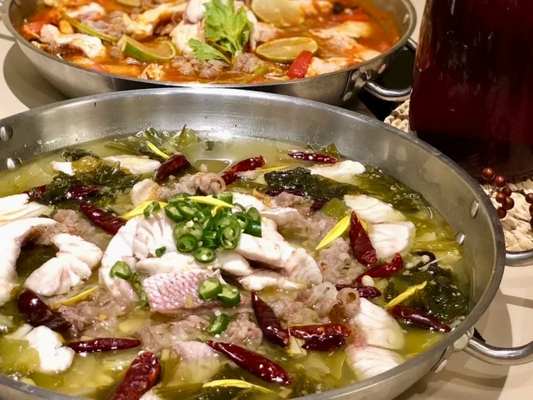 「正宗酸菜火鍋」以酸菜、魚片、蒜、花椒等多種配料烹煮成，鮮濃酸香。業者提供