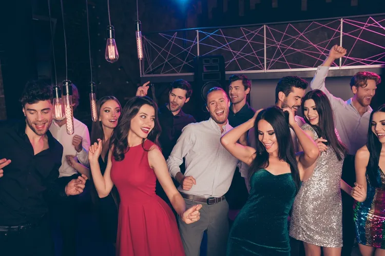 12月至百宴自助餐廳穿搭「耶誕Dress Code」享優惠，穿著紅色、綠色、耶誕主題服裝或是配戴耶誕飾品，享兩人同行8折優惠(須加原價10%服務費)。業者提供