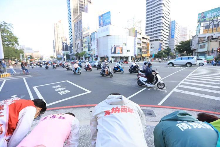 陳其邁今日首度路口拜票，拉抬黨籍議員拚議會過半。陳辦提供