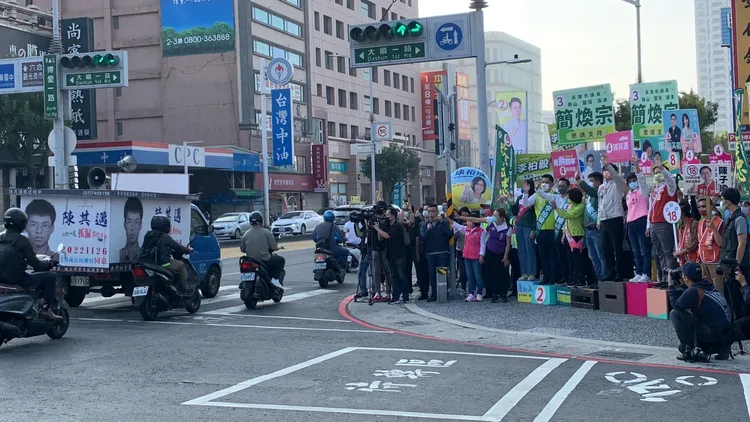 陳其邁青春抓漏宣傳車穿梭行經該路口，呼籲民眾投下18歲公民權複決案同意票。陳辦提供