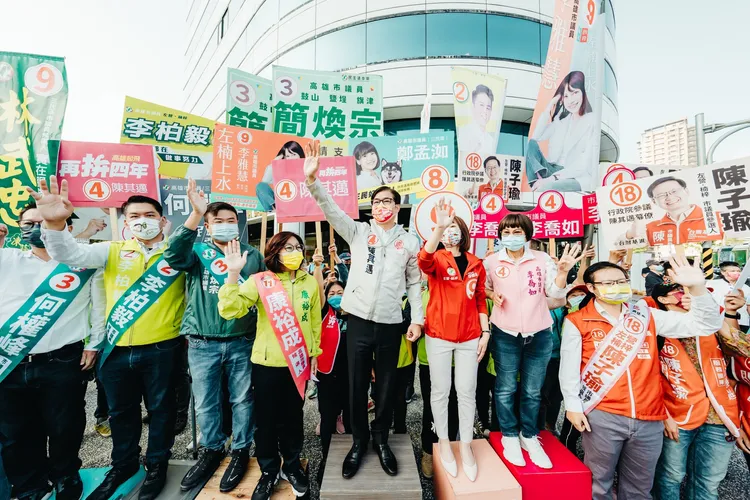 陳其邁今日路口拜票，拉抬黨籍議員選情。陳辦提供