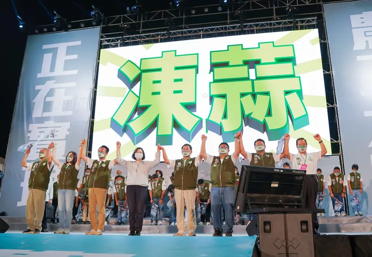 蔡英文拉起翁章梁的手高喊凍蒜。翁章梁競總提供