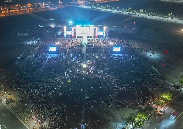 造勢大會湧入上萬人力挺。翁章梁競總提供