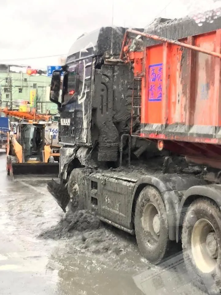 整個砂石車車頭被後方泥水覆蓋。翻攝爆料公社