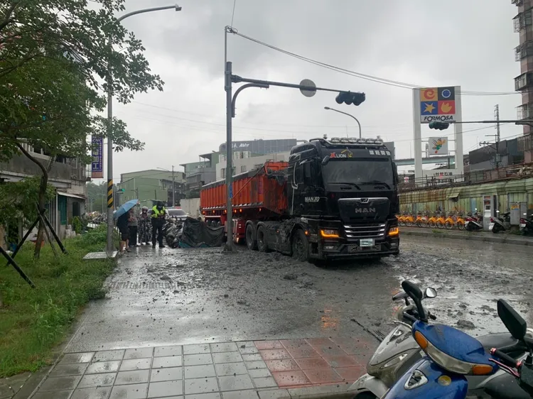 張男駕駛砂石車準備前往廢土場，行星該路口時，遇上違規穿越馬路的張女，緊急煞車導致後方廢土傾洩而出。警方提供