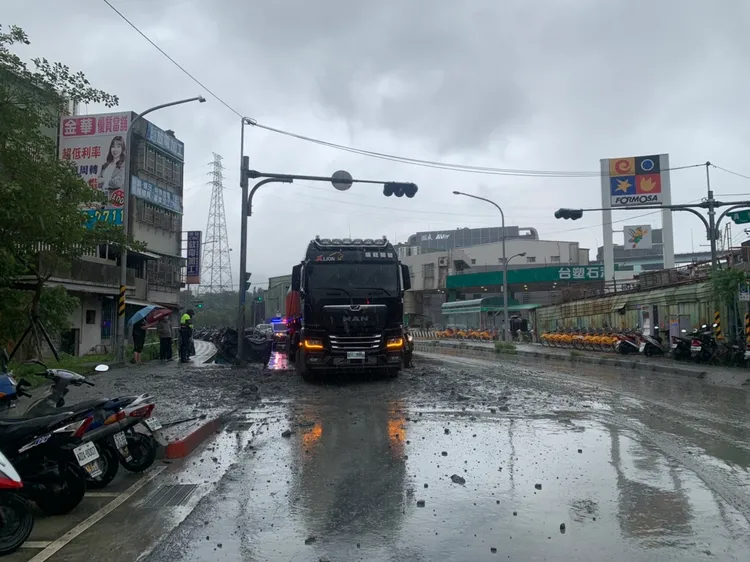 警方針對違規穿越馬路的張女，將依交通處罰條例第78條第1項舉發，處新台幣500元罰鍰。警方提供