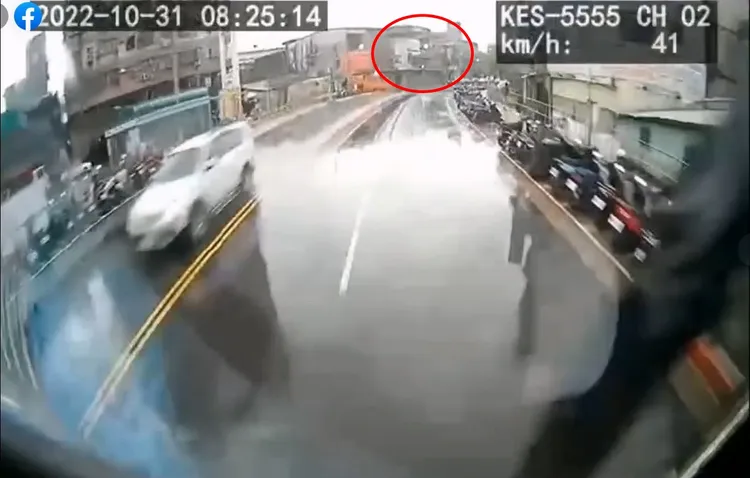 砂石車當時行路線路口是綠燈。翻攝爆料公社