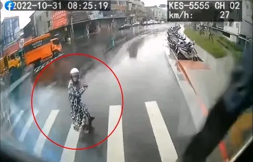 砂石車驚見行人闖紅燈急煞停 後斗泥水飛濺她慘淪泥人還要挨罰