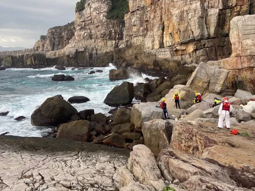 新北龍洞海岸礁岩驚見1浮屍 疑為2周前貢寮失蹤釣客