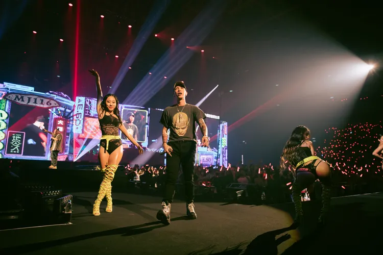 小春驚喜登台與辣台妹們互動。本色音樂提供