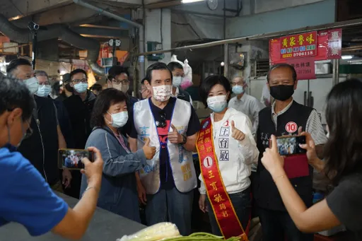 嘉义选举|马英九2度为王育敏助选 扫街拜票民众抢拍