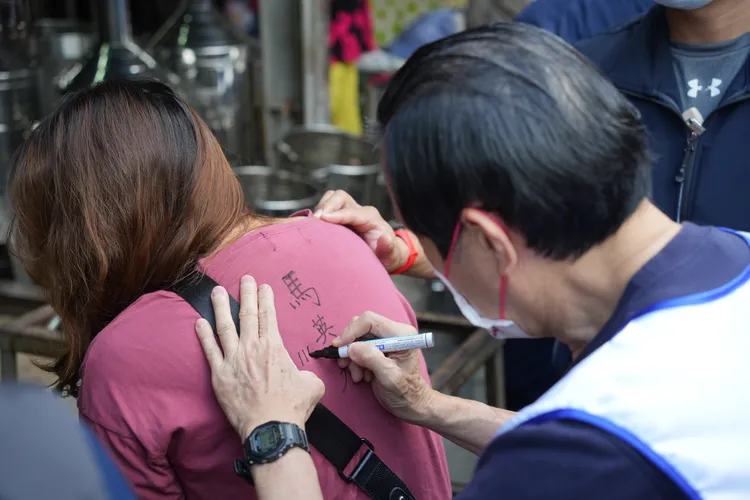 馬英九一邊簽一邊開玩笑說「那我要順便寫精忠報國嗎？」王育敏提供