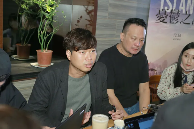 導演陳梓桓（左）、監製任硯聰侃侃而談。朱世閎攝