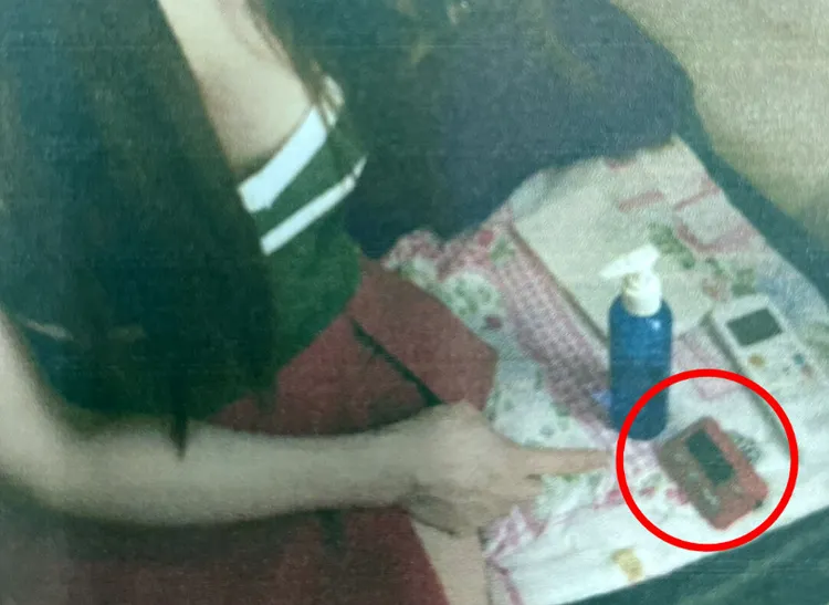 身材火辣的張姓女子與男客性交易，起出計時器（紅圈處）、潤滑油等證物。讀者提供