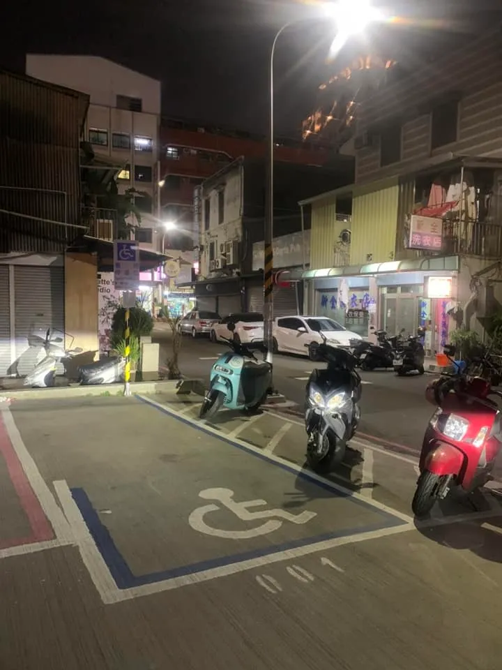 也有其他網友目擊到類似情況。翻攝自「路上觀察學院」