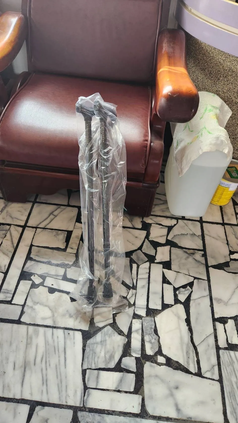 黃女今年7月買拐杖,為民眾刻上名字後,送對方並要求投票支持。民眾提供
