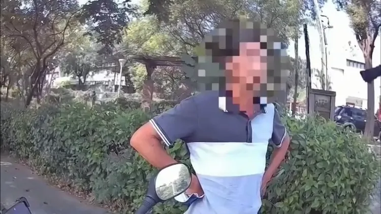 男子因機車車牌污穢難以辨識遭攔查。讀者提供