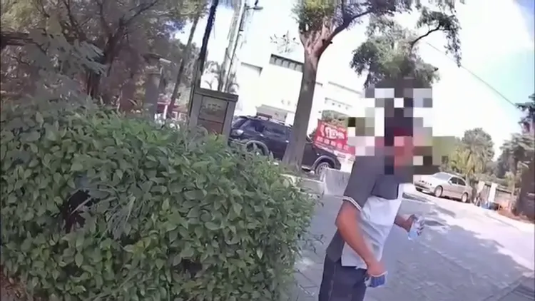 胡男做健康操、喝水漱口、哭求，想逃避酒測。讀者提供