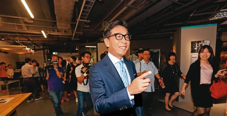 蔡明忠也是「富邦777」的住戶之一，該豪宅於2017年10月成交1筆總價2.98億元的紀錄，檢視謄本發現賣方就是蔡明忠本人，圖中間者為蔡明忠。資料畫面