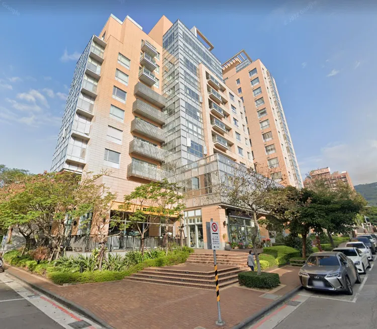 「富邦777」位於中山北路七段77號，參考特殊的門牌號碼因此命名777，搭配20米的半露天泳池、宴會廳、交誼廳、健身房等奢豪公設，吸引富豪名人青睞。翻攝Google　map