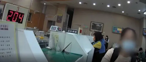 話術指示婦人匯款40萬投資　反遭新北警當證據阻詐