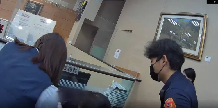 曾婦要匯款到不明帳戶內，起初表示要買家具，在追問下才透漏要匯款給代操投資公司。警方提供