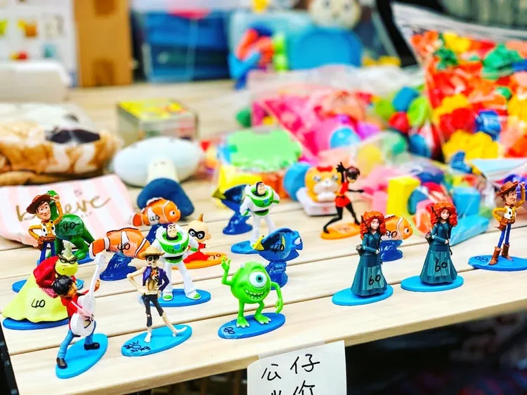 小朋友將家中用不到的玩具拿出來販售。觀光局提供