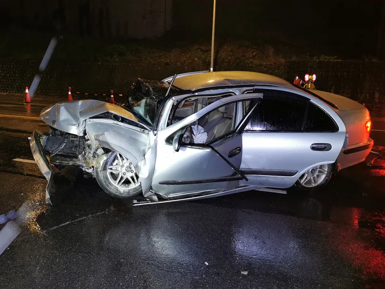 轎車撞擊嚴重變形。陸運鋒攝