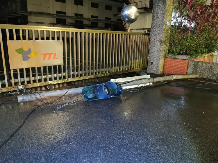 號誌桿遭撞斷。陸運鋒攝