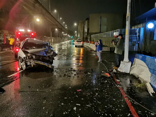 新北男駕車「眼前突然一片黑」　失控衝對向！撞斷號誌桿骨折