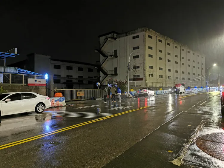 男子駕車衝到對向撞斷號誌桿。陸運鋒攝