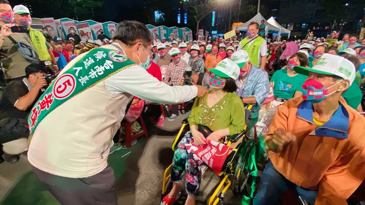 有鄉親特別從宜蘭坐輪椅返鄉投票。王志弘攝