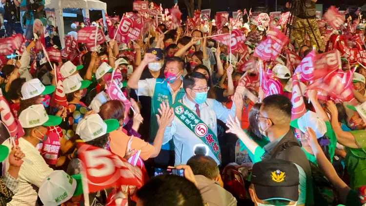 黃偉哲大進場，受到群眾熱烈歡迎。王志弘攝